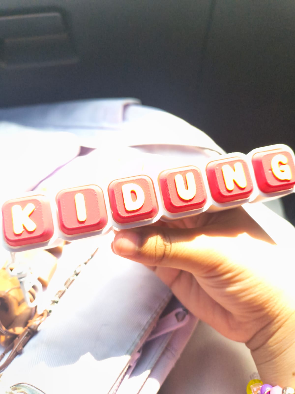 Fidget clicker custom nama 3D print — rangkaian kubus merah bertuliskan huruf KIDUNG
